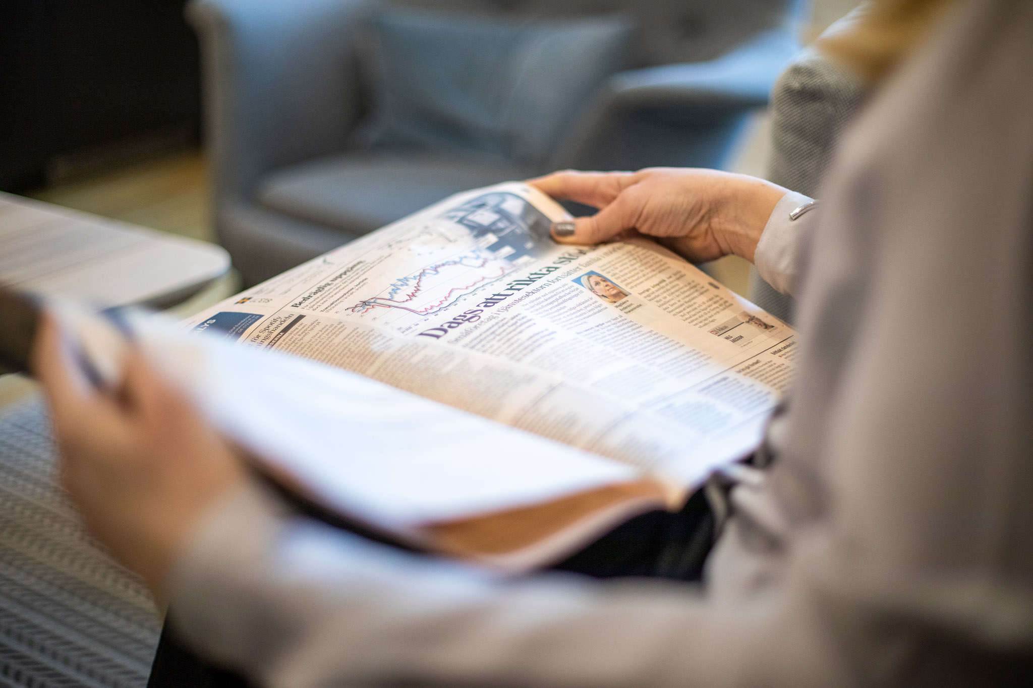 Woman reading the Dagens Industri newspaper