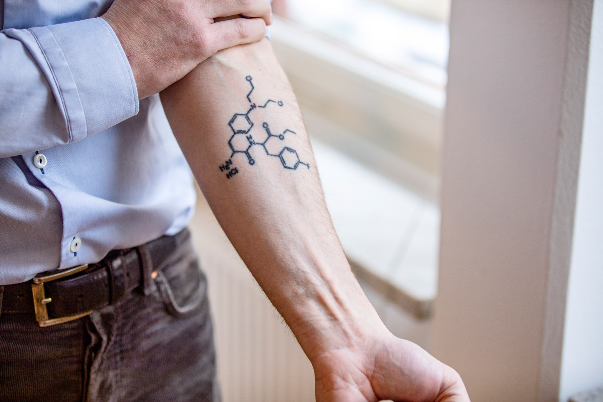 Image of CSO Jakob Lindberg's tattoo of the melflufen molecule.